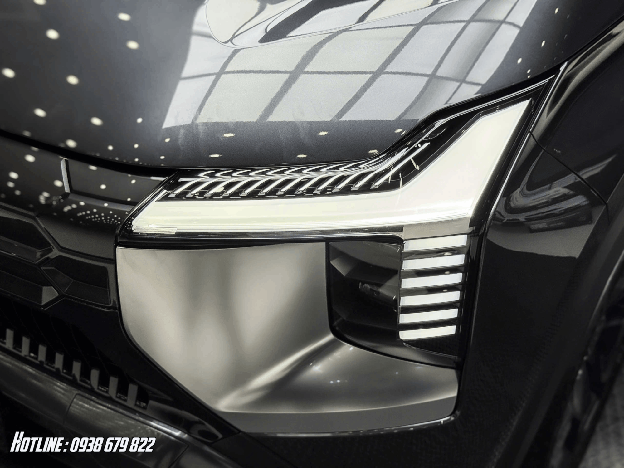 Cụm đèn full led hiện đại trên Mitsubishi DST Premium màu Xám